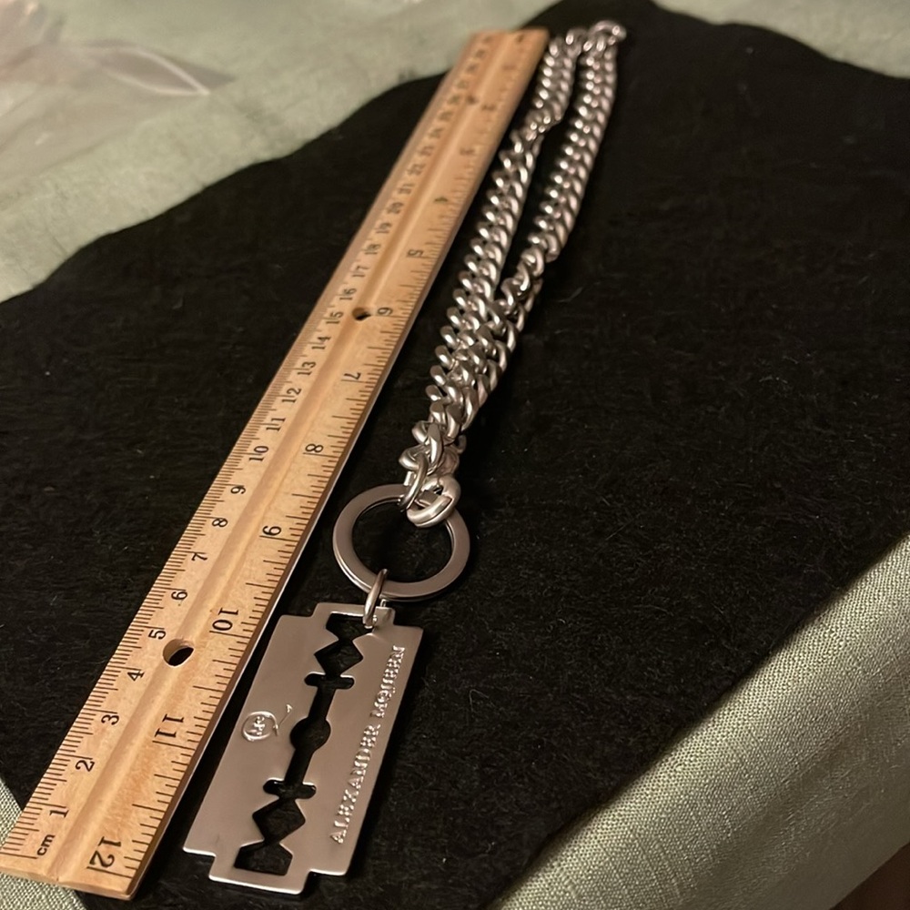 Alexander McQueen Keychain/Bag or Pants Clip - Picture 7 of 8